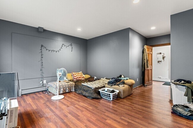 Building Photo - 100-102 Main St