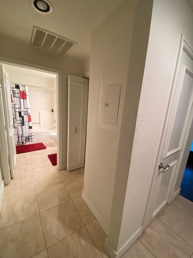 Building Photo - Charming Fully Furnished 1 Bedroom Condo: ...
