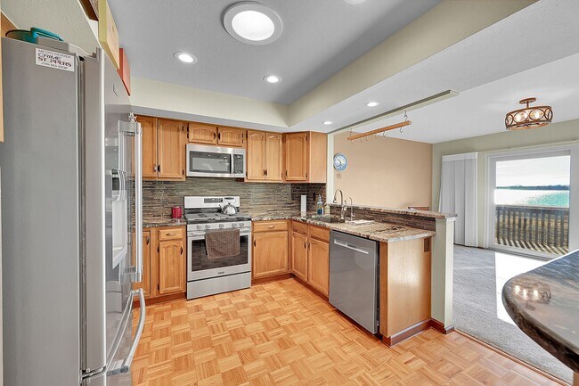 Building Photo - Backs to private lake with mountain views