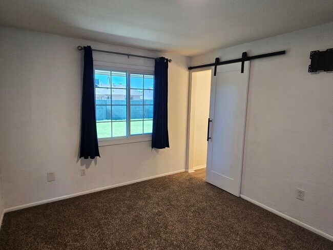 Building Photo - 3-bedroom by New Re-developed Paradise Val...