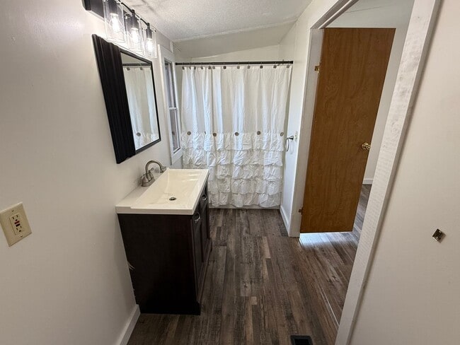 Building Photo - Move-In Ready 3/2 Home With Modern Upgrades & Country Charm