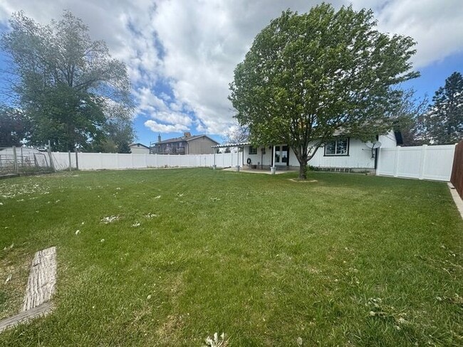 Building Photo - 3 bdrm 1 bath Home. Move in Ready!