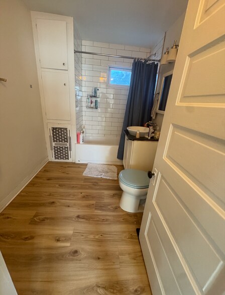 Building Photo - 1121 Leonard Pl