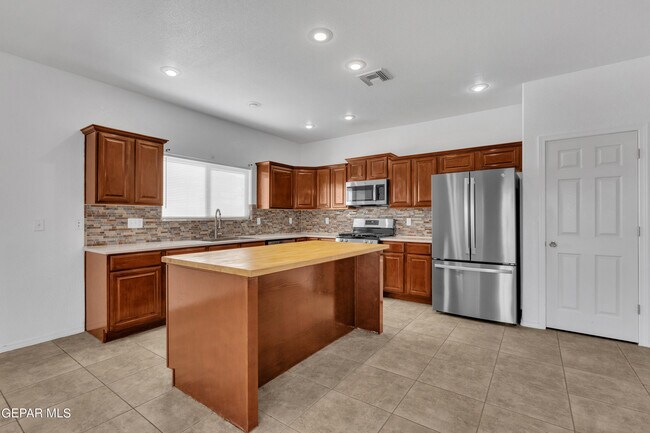 Building Photo - 657 Bariloche Dr