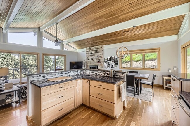 Building Photo - Stunning 4 BDR/2BA Mountain Retreat