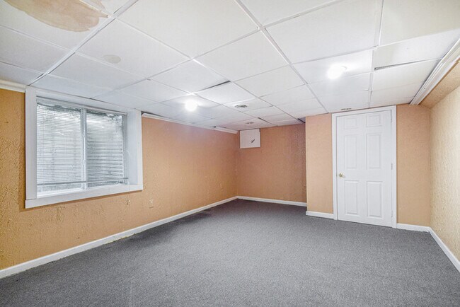 Building Photo - Comfortable Three Bedroom Home in a Great Location