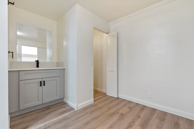 Building Photo - Renovated 2BR in Milwaukie