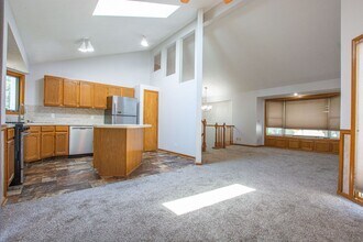 Building Photo - Unique 3 Bedroom / 2 Bath with Washer/Drye...