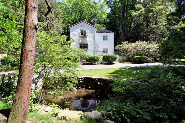 Building Photo - 1126 Post Rd