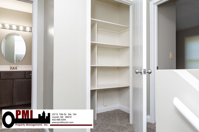 Building Photo - 3 Bedroom and 1.5 bathroom Duplex for rent