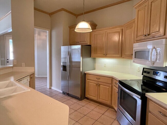 Building Photo - Great 3 Bed 2 Bath in a Gated Neighborhood!!