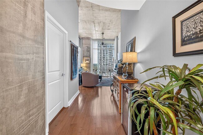 Building Photo - 360 Nueces St