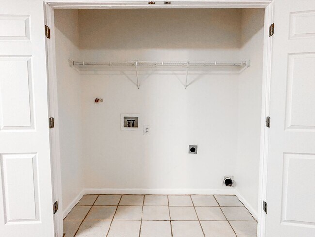 Building Photo - Ranch Style townhome in great Gainesville location