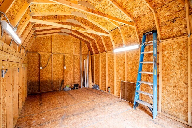 Building Photo - 2823 Lake Silver Rd