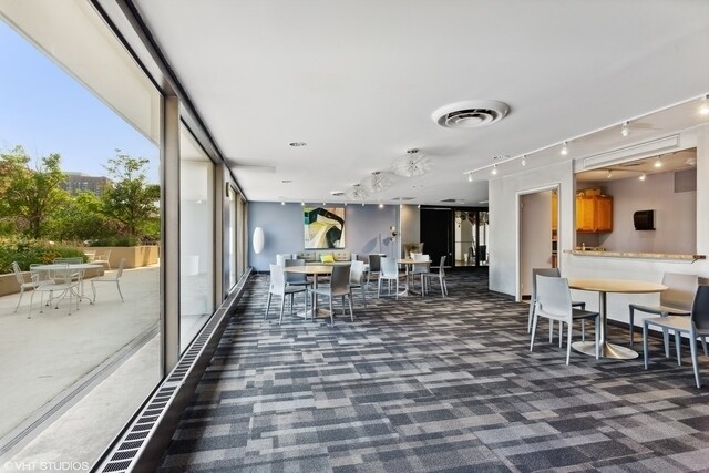 Building Photo - 4343 N Clarendon Ave