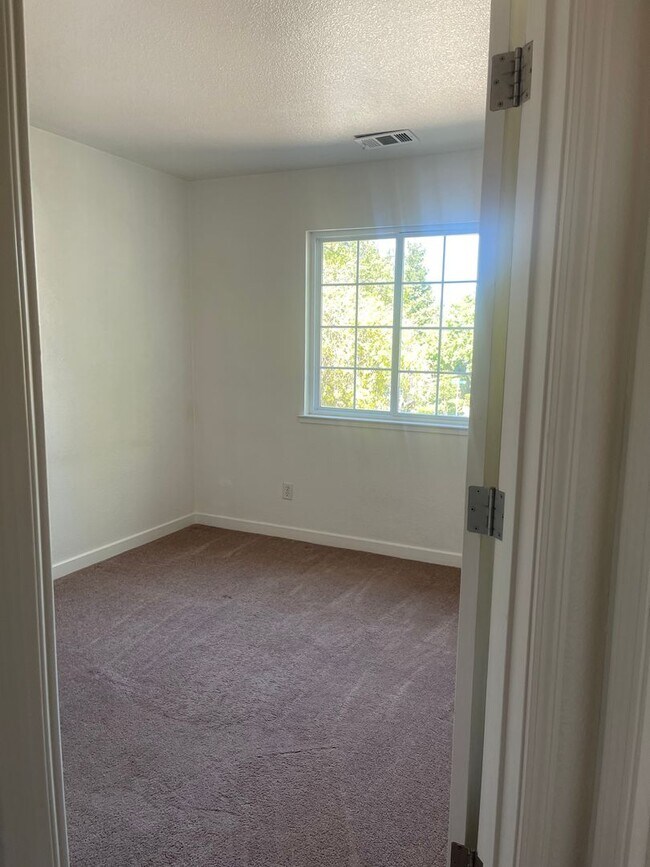 Building Photo - Beautiful 3-Bedroom Family Home in Desirable Northeast Stockton