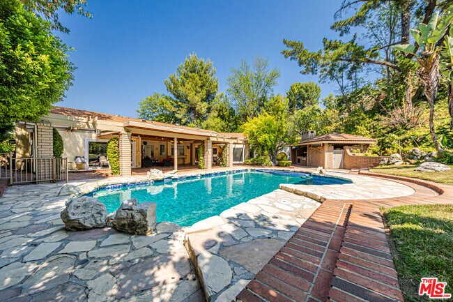 Building Photo - 18022 Lake Encino Dr