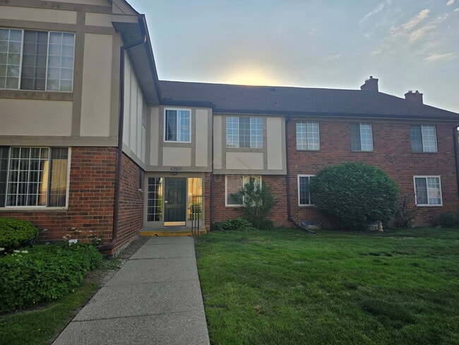 Building Photo - 30276 Southfield Rd