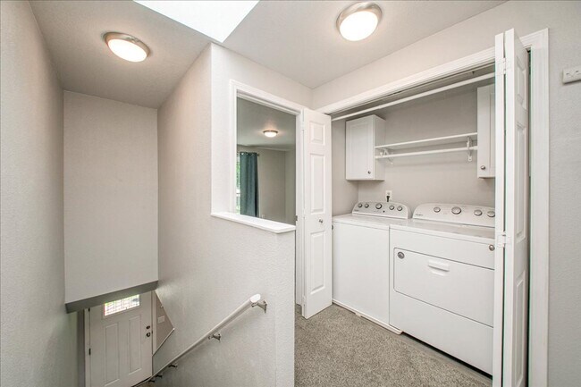 Building Photo - Bright & Stylish Townhome in the Heart of ...