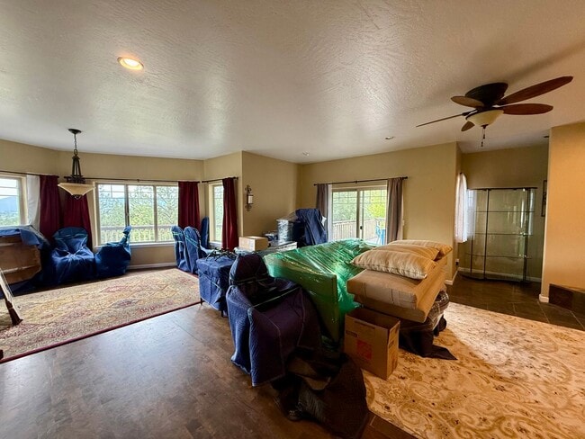 Building Photo - Spacious 4 Bed 3.5 Bath Home in Frenchtown!