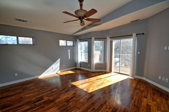 Building Photo - NE Heights Home