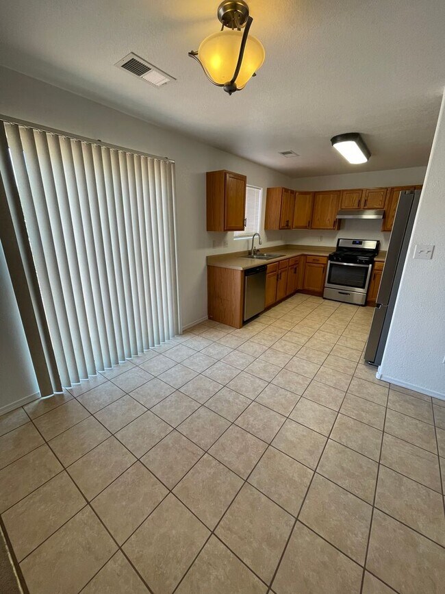 Building Photo - Spacious 5-Bedroom Home with 2 Living Areas – 2,270 Sq Ft Near Porter Dr.