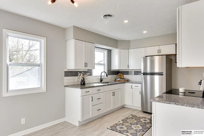 Building Photo - Fully Renovated Florence Gem with Modern Finishes & Historic Charm