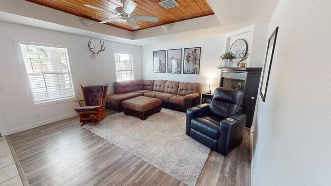 Building Photo - 3 Bedrooms, 2 Bath House