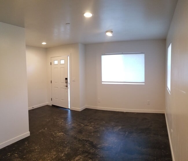 Building Photo - 5 bed 6 bath across street from Cal Poly c...