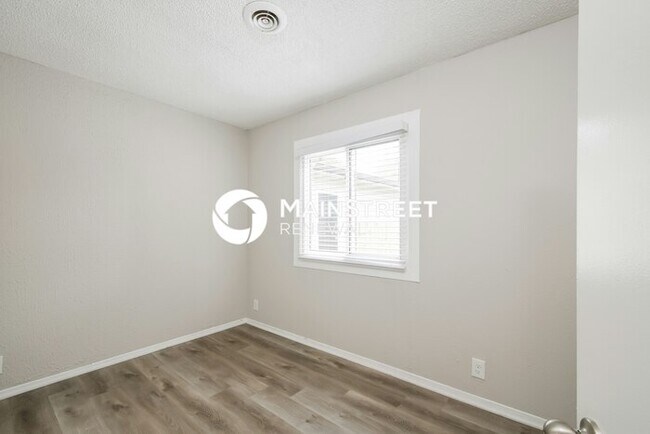 Building Photo - 2 Bedroom Pet-Friendly Home in Indianapolis, IN with Main Street Renewal