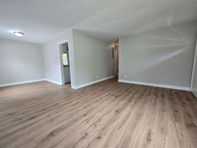 Building Photo - Newly Renovated Ranch Home