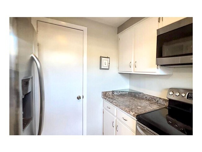 Building Photo - 11710 Southlake Dr