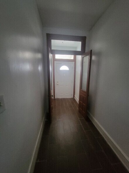 Building Photo - 1649 Dyre St