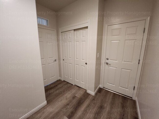 Building Photo - 3 bedroom/ 2 bathroom home located in a cu...
