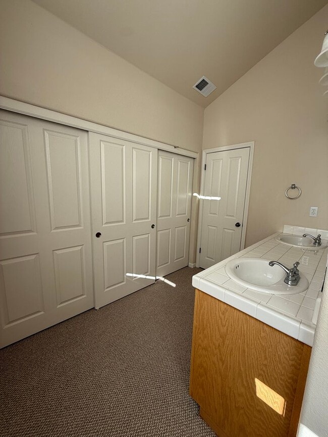 Building Photo - Lovely 3 Bedroom Home near Sutter Hospital in Wikkiup!