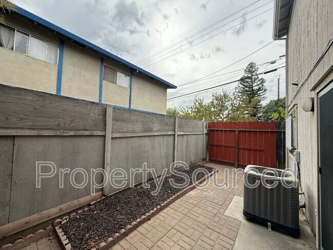 Building Photo - 2717 Janna Ave