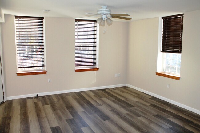 Building Photo - 57 S Mast St