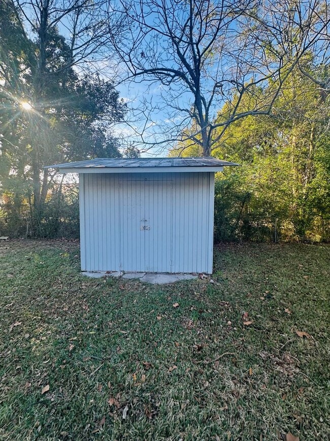 Building Photo - **Move in ready 3/1 Single Family home 32254