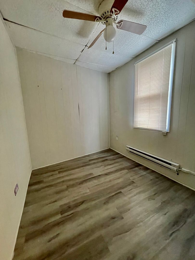 Building Photo - 3 Bedroom Home Available Now