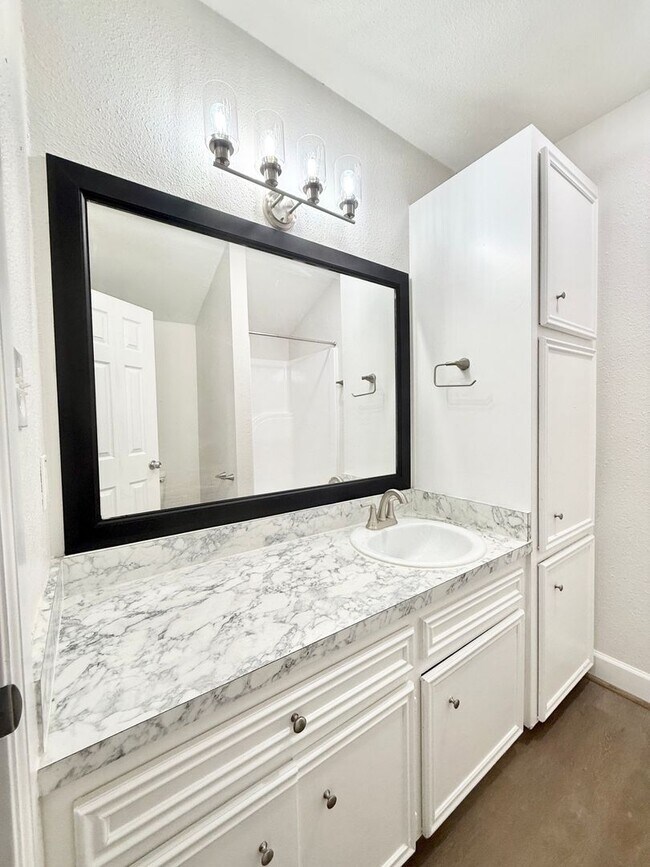 Building Photo - Stunning & Spacious 4/2 Home in Lake Jackson!