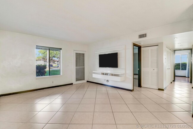 Building Photo - 6370 Chasewood Dr