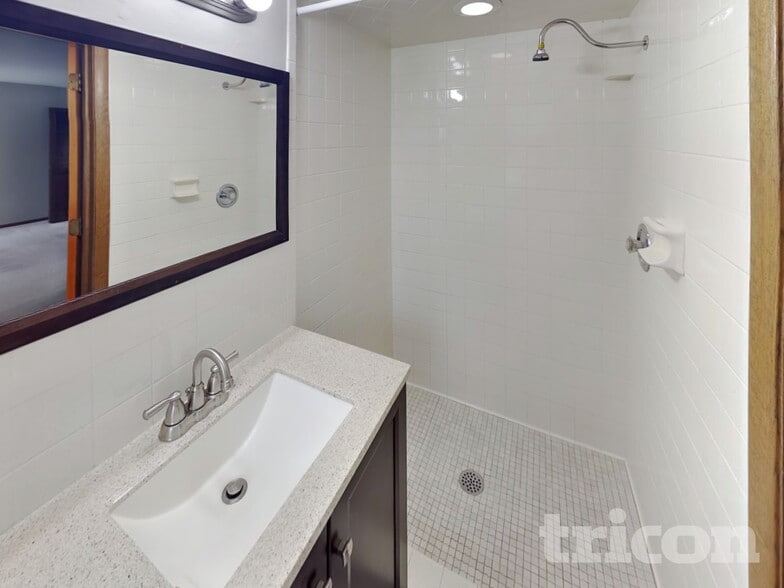Building Photo - 3301 Skyview Dr