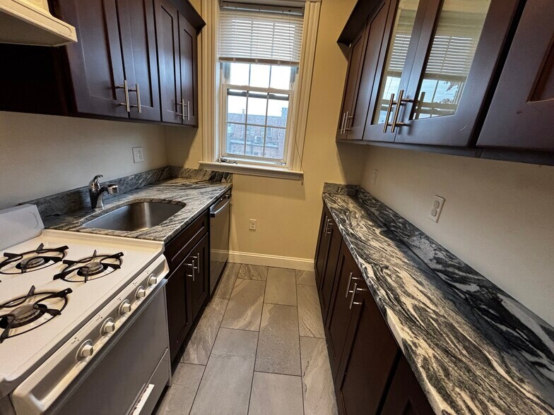 Building Photo - 18 Glenville Ave