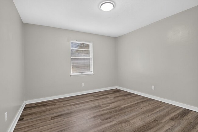 Building Photo - Midtown Living with Modern Conveniences – Prime Little Rock Location!