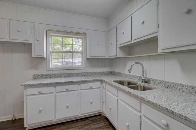 Building Photo - 1305 Cochise Cir