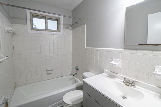 Building Photo - 1436 McCan Dr