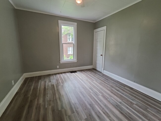 Building Photo - Spacious & Updated 2BR Apartment – Stylish...