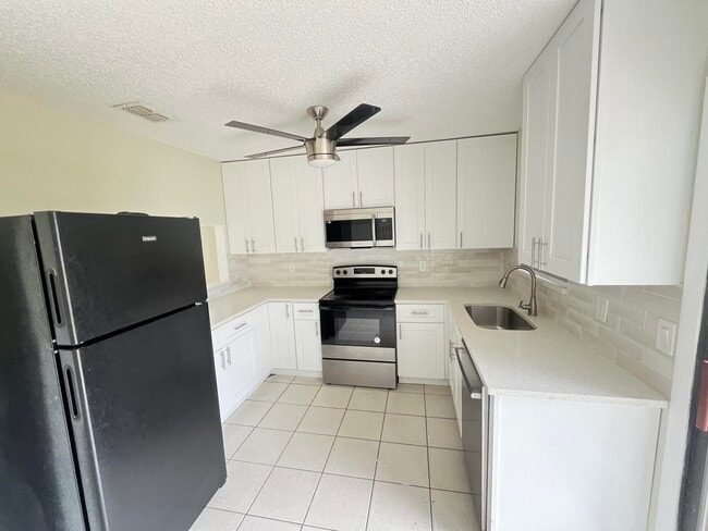 Building Photo - 210 SW Sterret Cir