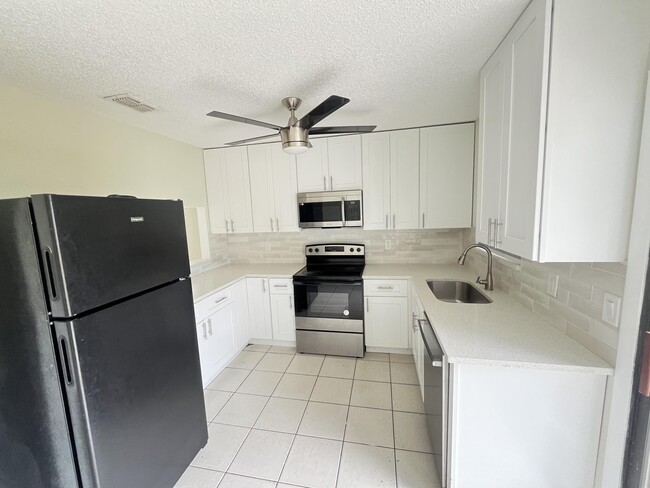 Building Photo - 210 SW Sterret Cir