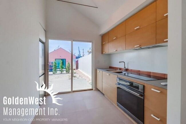 Building Photo - Completely Rebuilt Modern 1Bdm 1Ba Apartme...